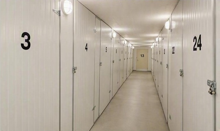 Halpavaraston valaistu varastokäytävä